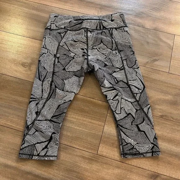 Lululemon Black Athletic Pattern Leggings Women 8 - Picture 3 of 5